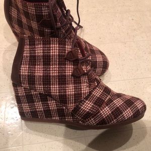NWT TOMS Vintage Burgundy Check booties size 7